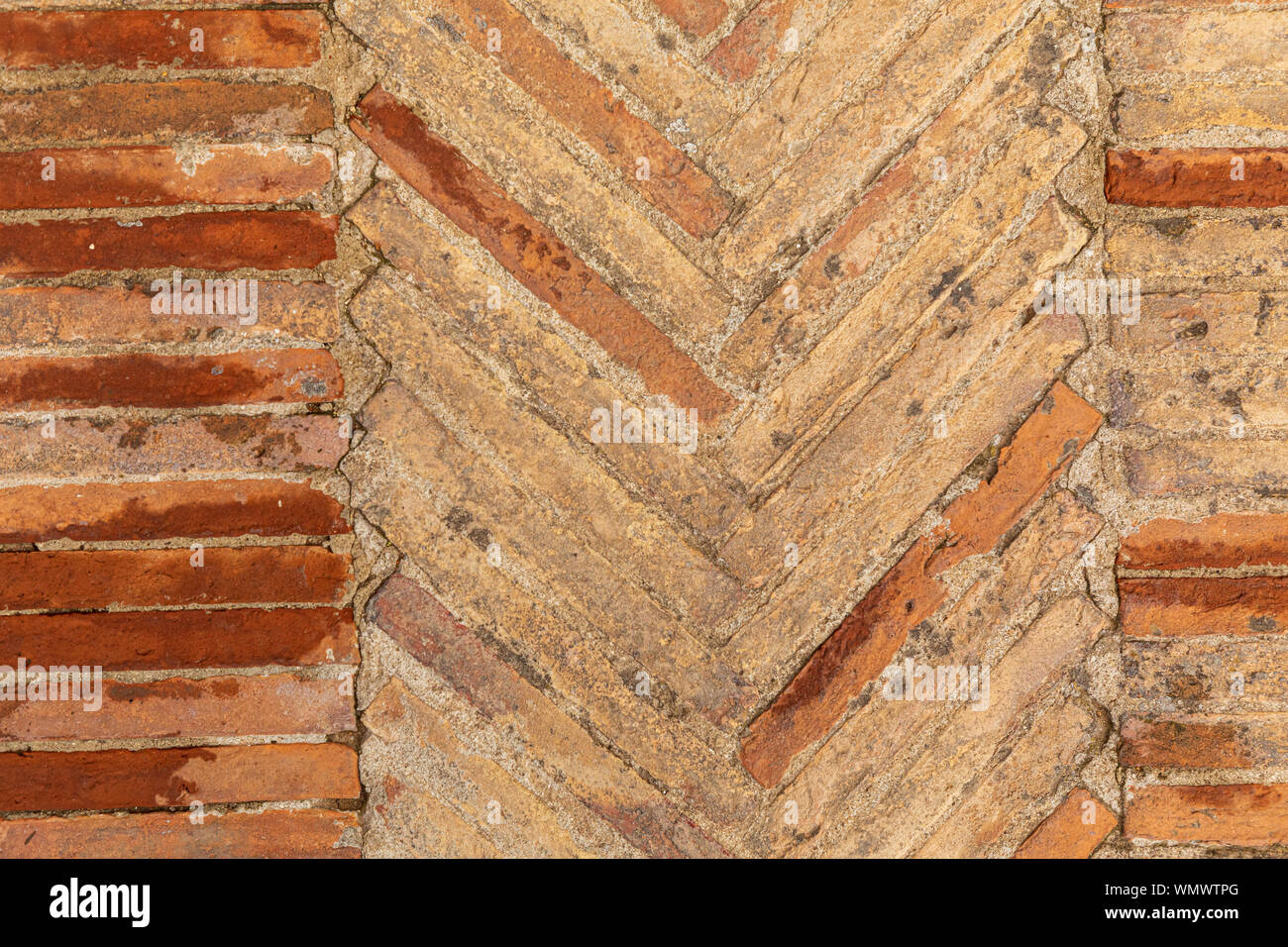 Italie, Sicile, province de Matera, Matera. Close-up de style romain de briques dans un mur. Banque D'Images
