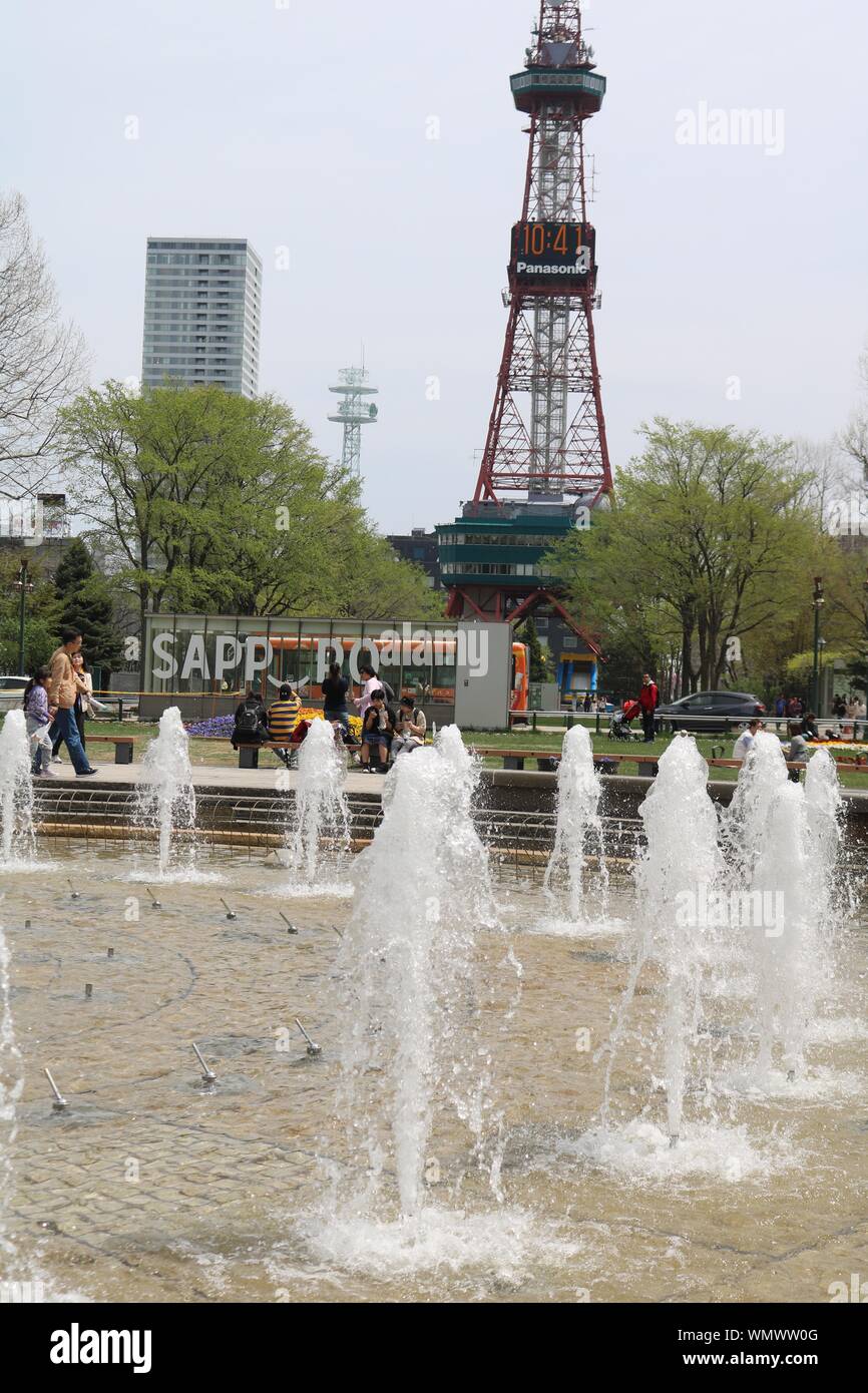 La tour de radio de Sapporo et fontaines de la place centrale Banque D'Images