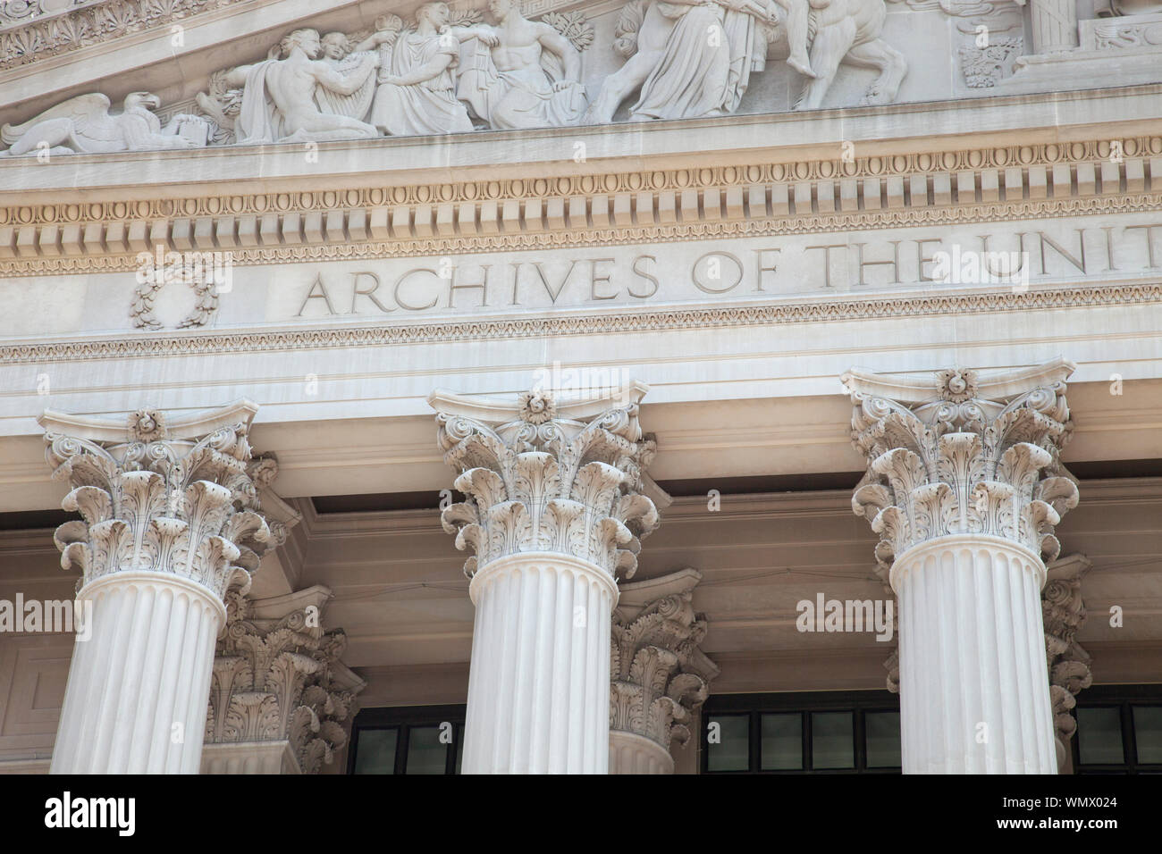 Low Angle View of National Archives Building Banque D'Images