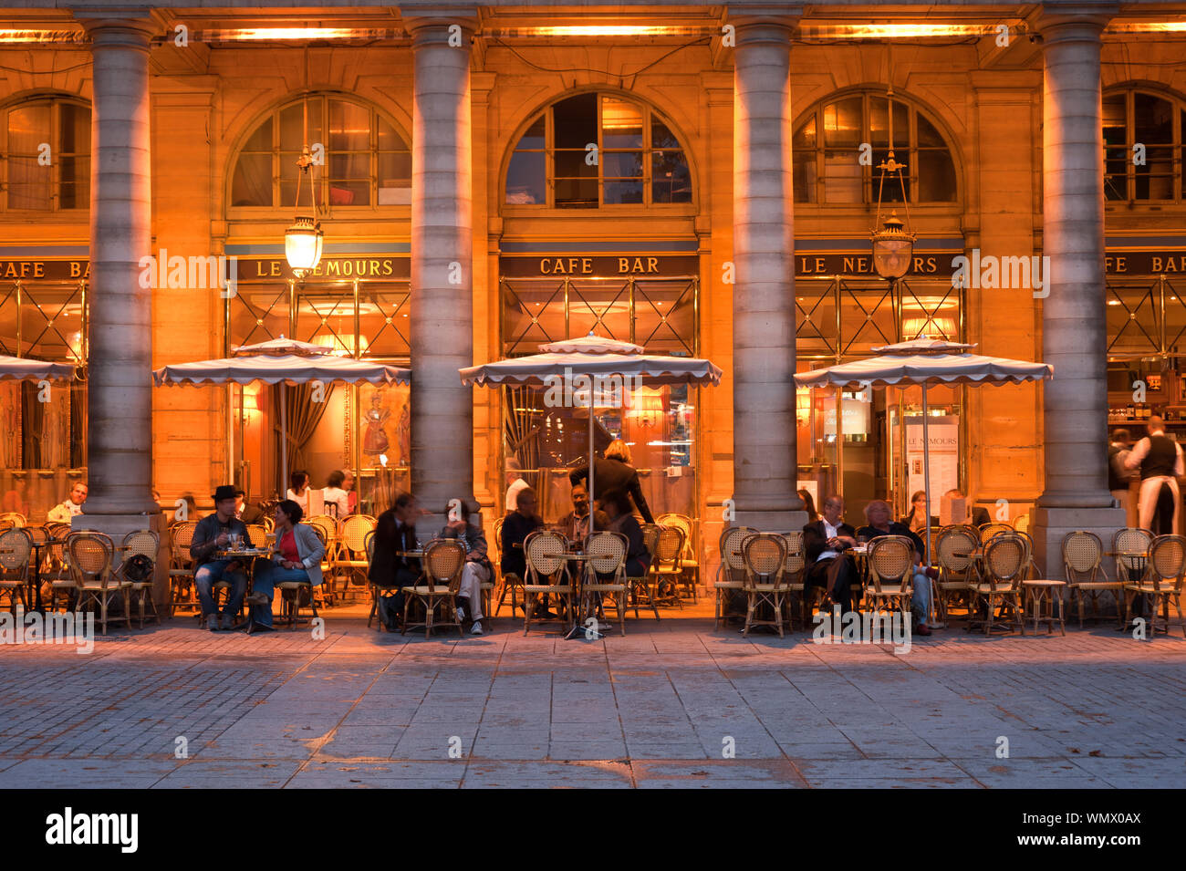 Paris, Palais Royal, Café Le Nemours Banque D'Images