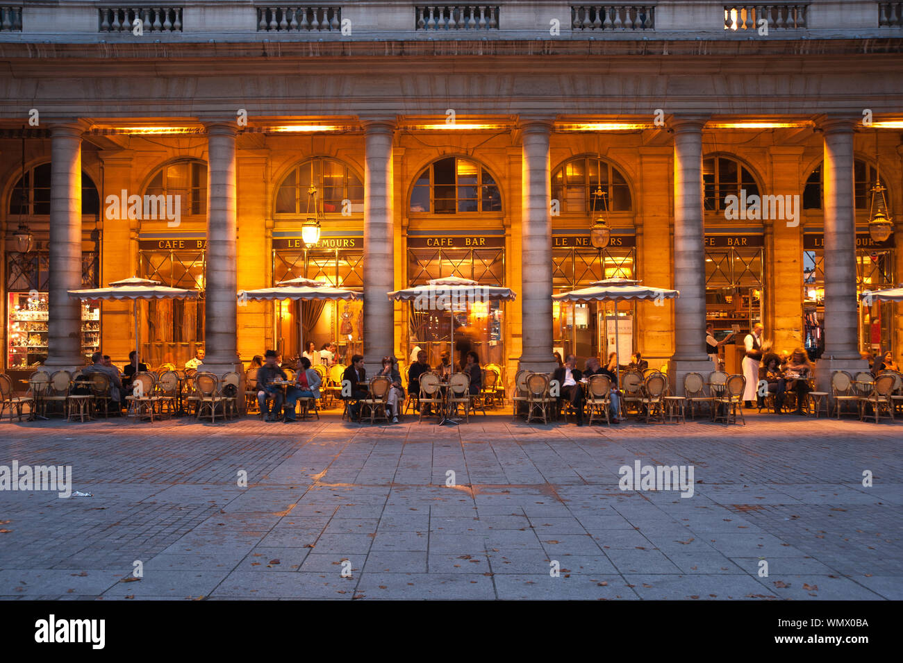 Paris, Palais Royal, Café Le Nemours Banque D'Images