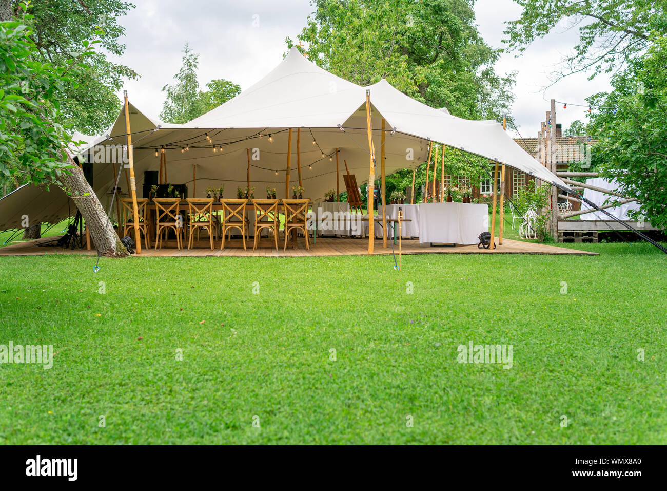 Image de grande tente blanche pour un mariage à l'événement dans la nature Banque D'Images