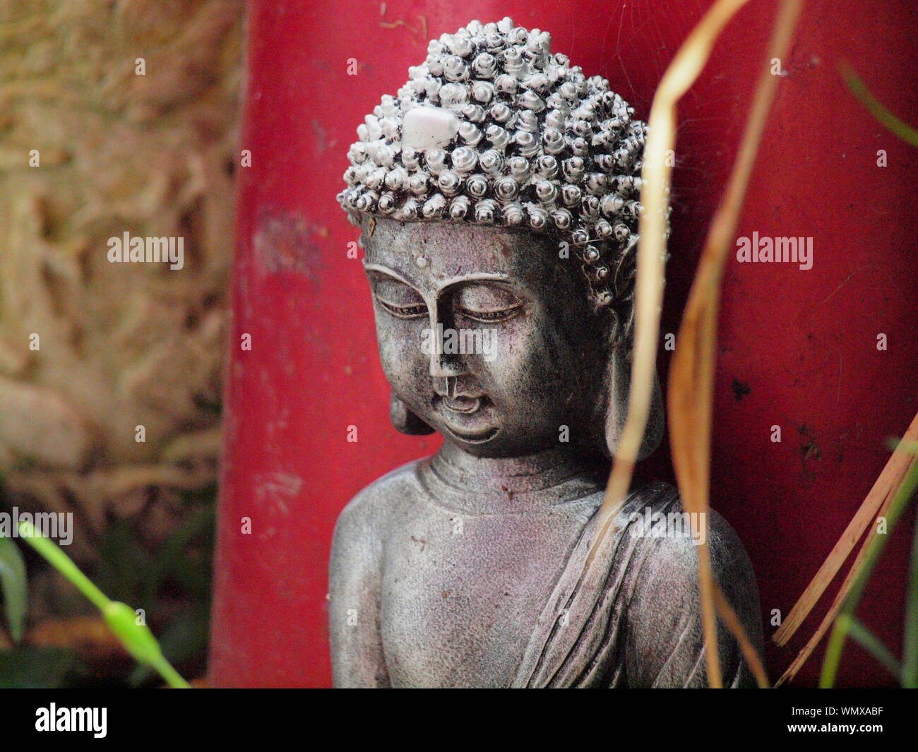 Close up haut du corps photographie d'une figure de bouddha méditant / contemplant Banque D'Images