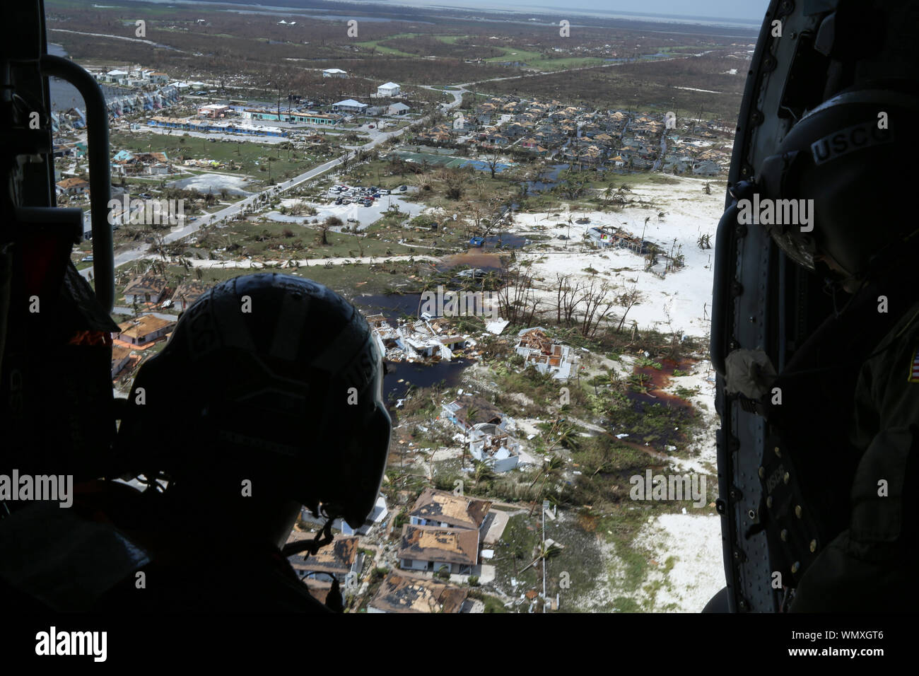 US Coast Guard, de sauvetage et de recherche à l'appui des initiatives d'aide humanitaire en France après l'Ouragan Dorian. Photo : Erik Villa Rodriguez / USCG. (9-4-19) Banque D'Images US Coast Guard, de sauvetage et de recherche à l'appui des initiatives d'aide humanitaire en France après l'Ouragan Dorian. Photo : Erik Villa Rodriguez / USCG. (9-4-19) Banque D'Images