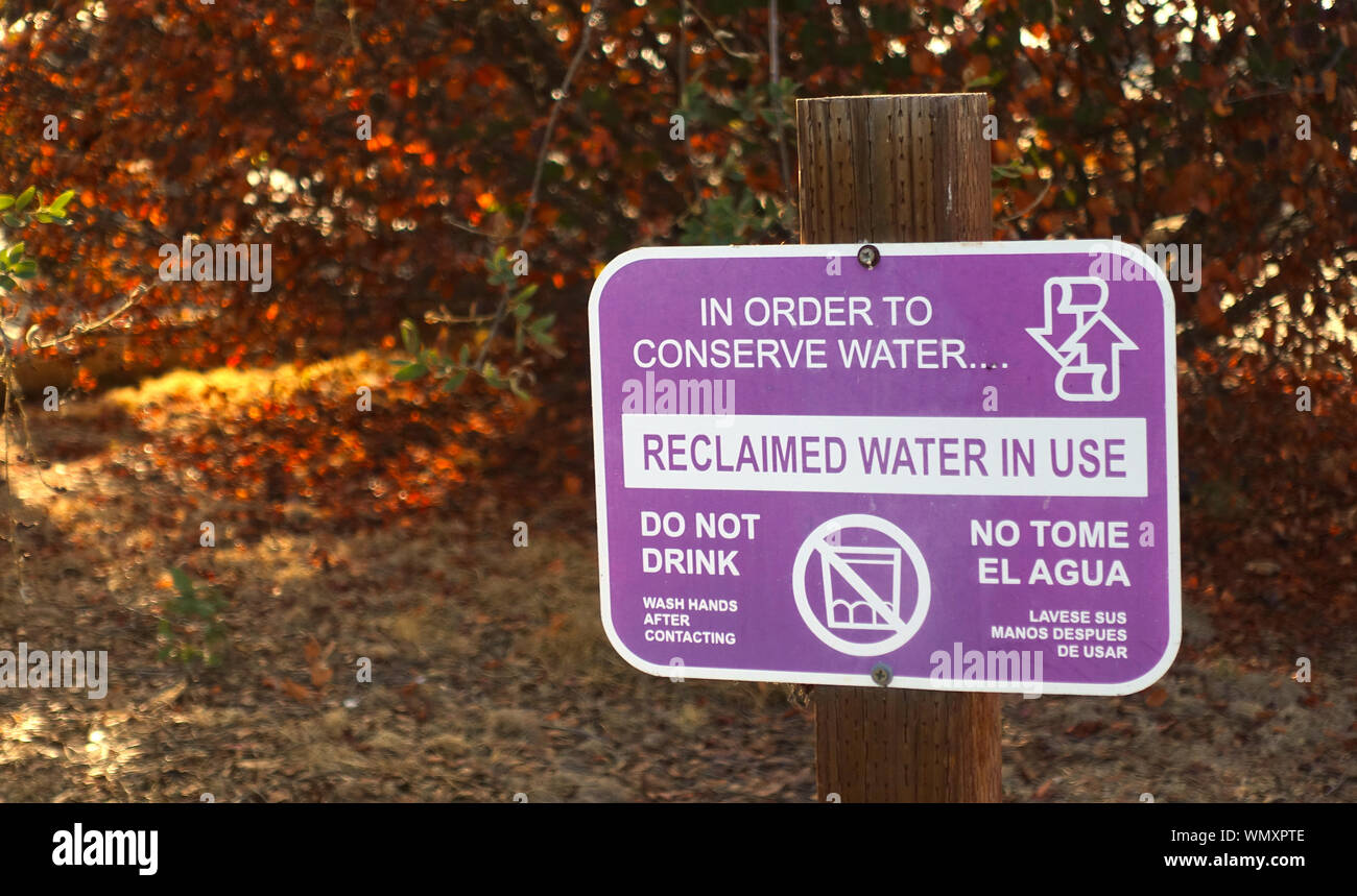 Un panneau avertit les gens que l'eau récupérée est utilisée dans l'aménagement paysager pour conserver l'eau Banque D'Images