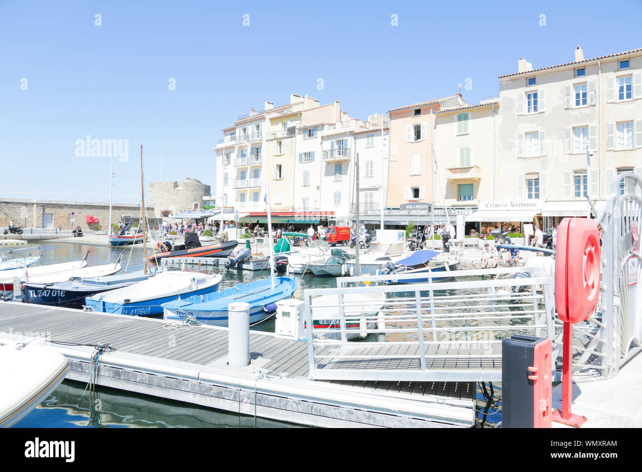 Saint-Tropez marine, avec les touristes à visiter en été Banque D'Images