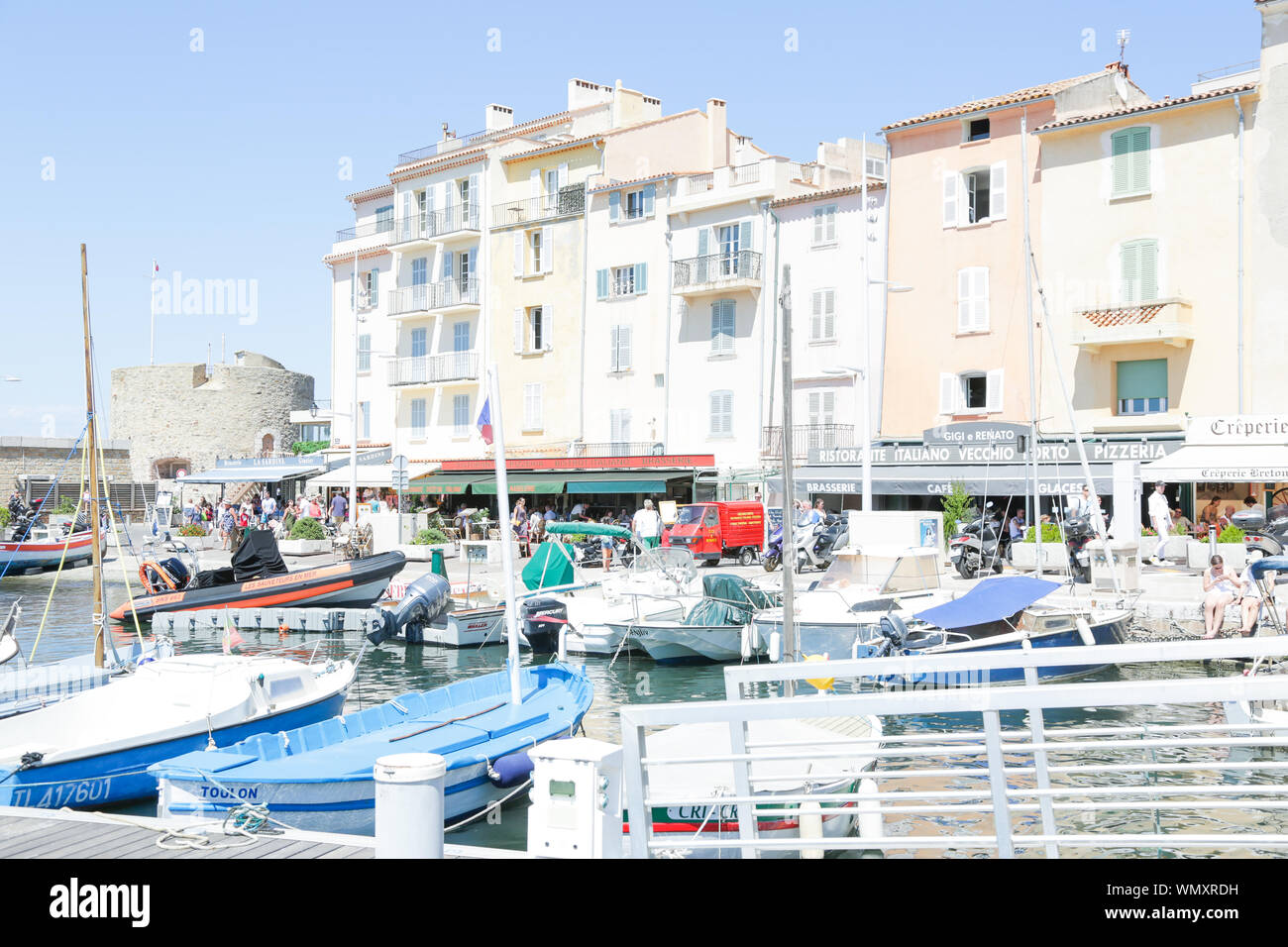 Saint-Tropez marine, avec les touristes à visiter en été Banque D'Images