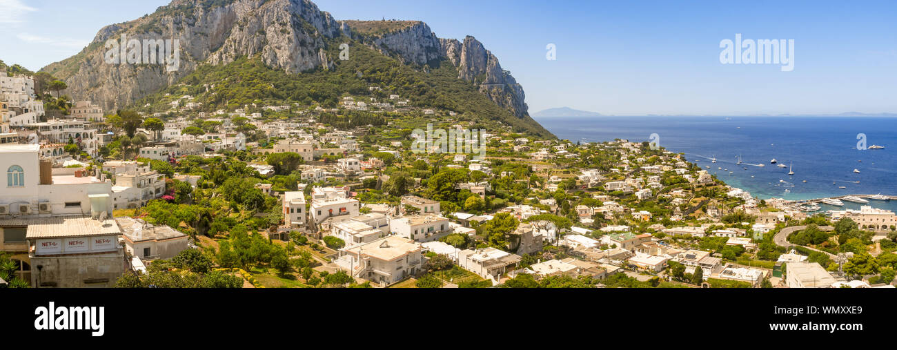 Île de Capri, ITALIE - AOÛT 2019 : vue panoramique de maisons sur l'île de Capri vue de la ville de Capri. Banque D'Images