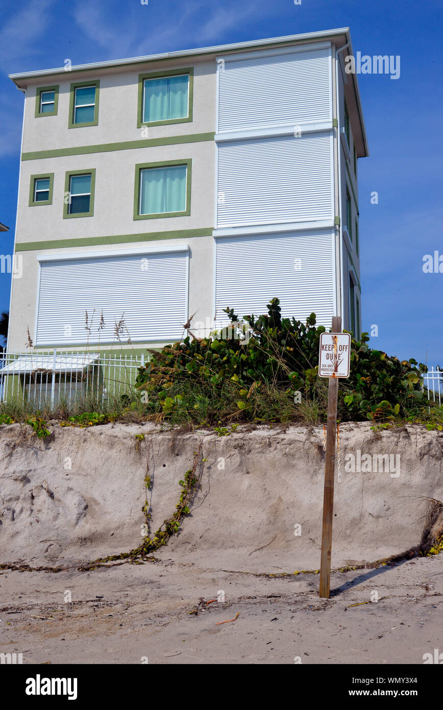 Comté de Brevard en Floride, États-Unis. Le 5 septembre 2019. Ministère de l'état de la protection de l'environnement (DEP) sont responsables de l'inspection des plages de Floride, détaillant les dommages à la promenade et la quantité de sable qui a été lavée à la mer. Des centaines de nids de tortues de mer ont été détruits par les vagues. Le centre de la tempête s'est déplacé vers le nord. Crédit photo Julian Poireau / Alamy Live News Banque D'Images