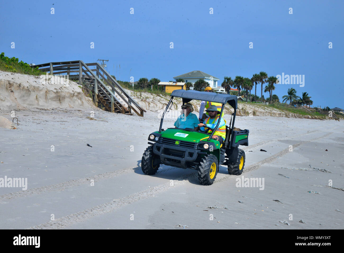 Comté de Brevard en Floride, États-Unis. Le 5 septembre 2019. Ministère de l'état de la protection de l'environnement (DEP) sont responsables de l'inspection des plages de Floride, détaillant les dommages à la promenade et la quantité de sable qui a été lavée à la mer. Des centaines de nids de tortues de mer ont été détruits par les vagues. Le centre de la tempête s'est déplacé vers le nord. Crédit photo Julian Poireau / Alamy Live News Banque D'Images