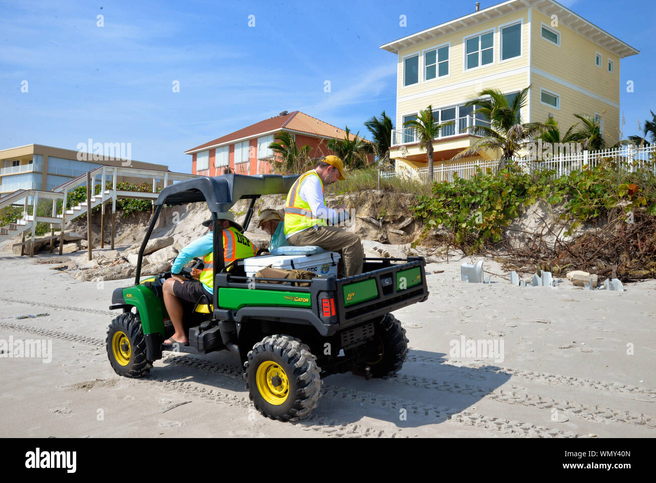 Comté de Brevard en Floride, États-Unis. Le 5 septembre 2019. Ministère de l'état de la protection de l'environnement (DEP) sont responsables de l'inspection des plages de Floride, détaillant les dommages à la promenade et la quantité de sable qui a été lavée à la mer. Des centaines de nids de tortues de mer ont été détruits par les vagues. Le centre de la tempête s'est déplacé vers le nord. Crédit photo Julian Poireau / Alamy Live News Banque D'Images