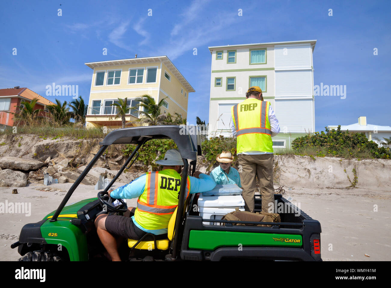 Comté de Brevard en Floride, États-Unis. Le 5 septembre 2019. Ministère de l'état de la protection de l'environnement (DEP) sont responsables de l'inspection des plages de Floride, détaillant les dommages à la promenade et la quantité de sable qui a été lavée à la mer. Des centaines de nids de tortues de mer ont été détruits par les vagues. Le centre de la tempête s'est déplacé vers le nord. Crédit photo Julian Poireau / Alamy Live News Banque D'Images