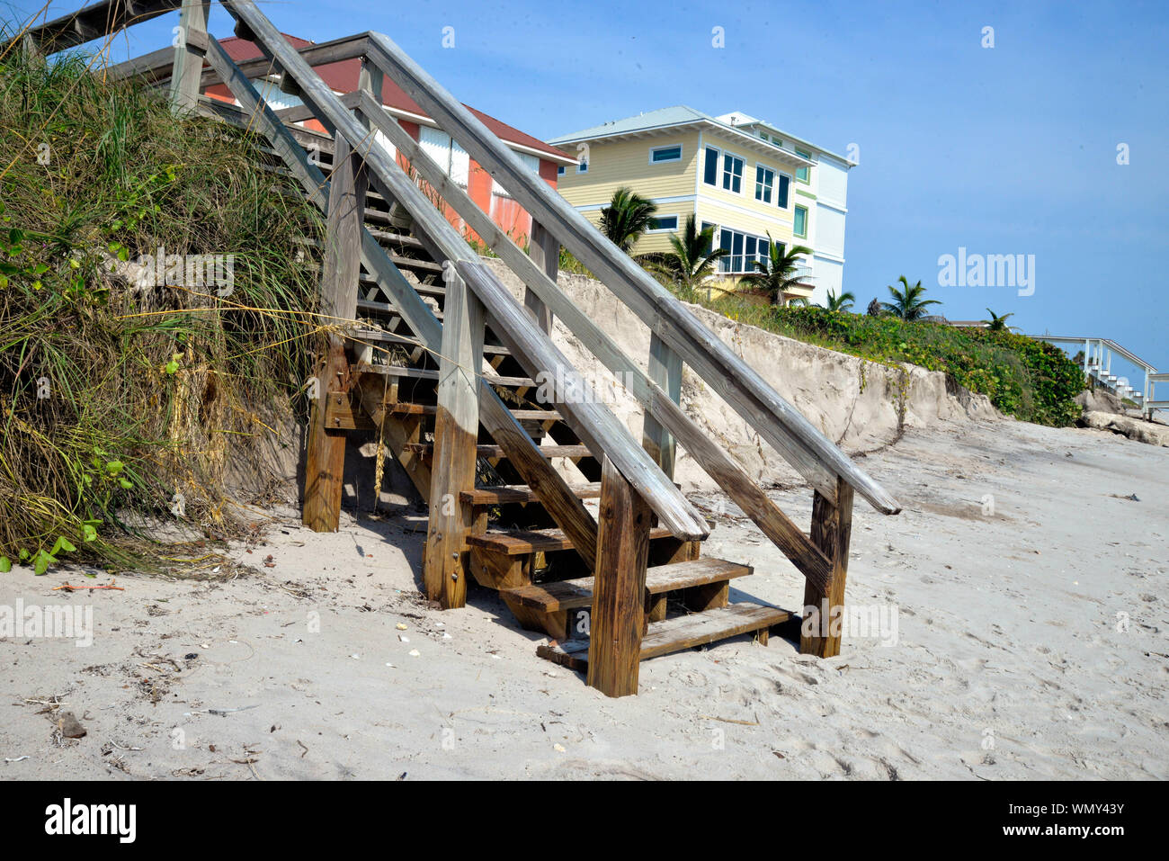 Comté de Brevard en Floride, États-Unis. Le 5 septembre 2019. Ministère de l'état de la protection de l'environnement (DEP) sont responsables de l'inspection des plages de Floride, détaillant les dommages à la promenade et la quantité de sable qui a été lavée à la mer. Des centaines de nids de tortues de mer ont été détruits par les vagues. Le centre de la tempête s'est déplacé vers le nord. Crédit photo Julian Poireau / Alamy Live News Banque D'Images