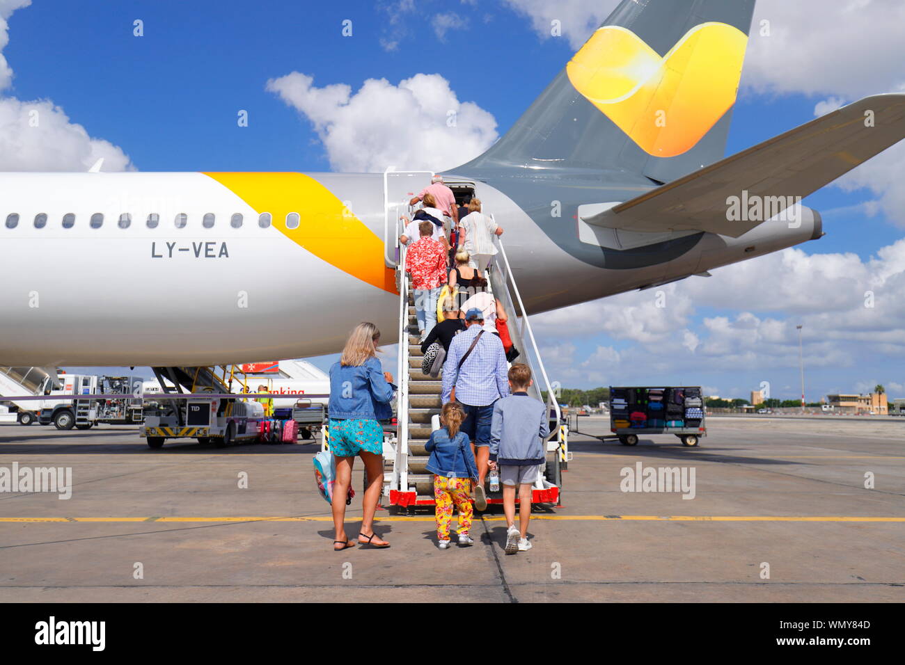 Les passagers d'un Airbus A321 avion Thomas Cook à l'Aéroport International de Malte qui est lié pour le Royaume-Uni. Banque D'Images
