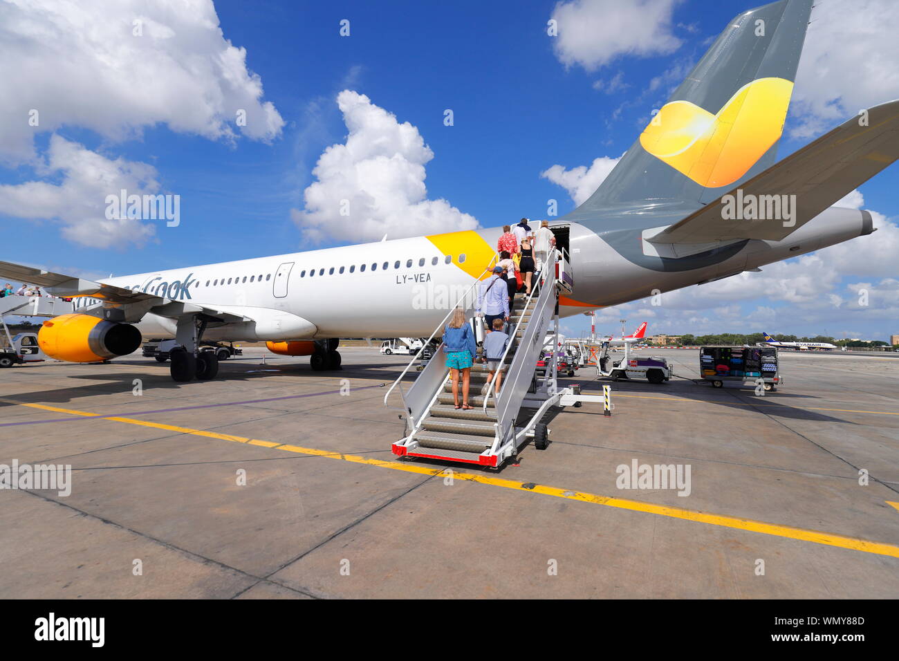 Les passagers d'un Airbus A321 avion Thomas Cook à l'Aéroport International de Malte qui est lié pour le Royaume-Uni. Banque D'Images