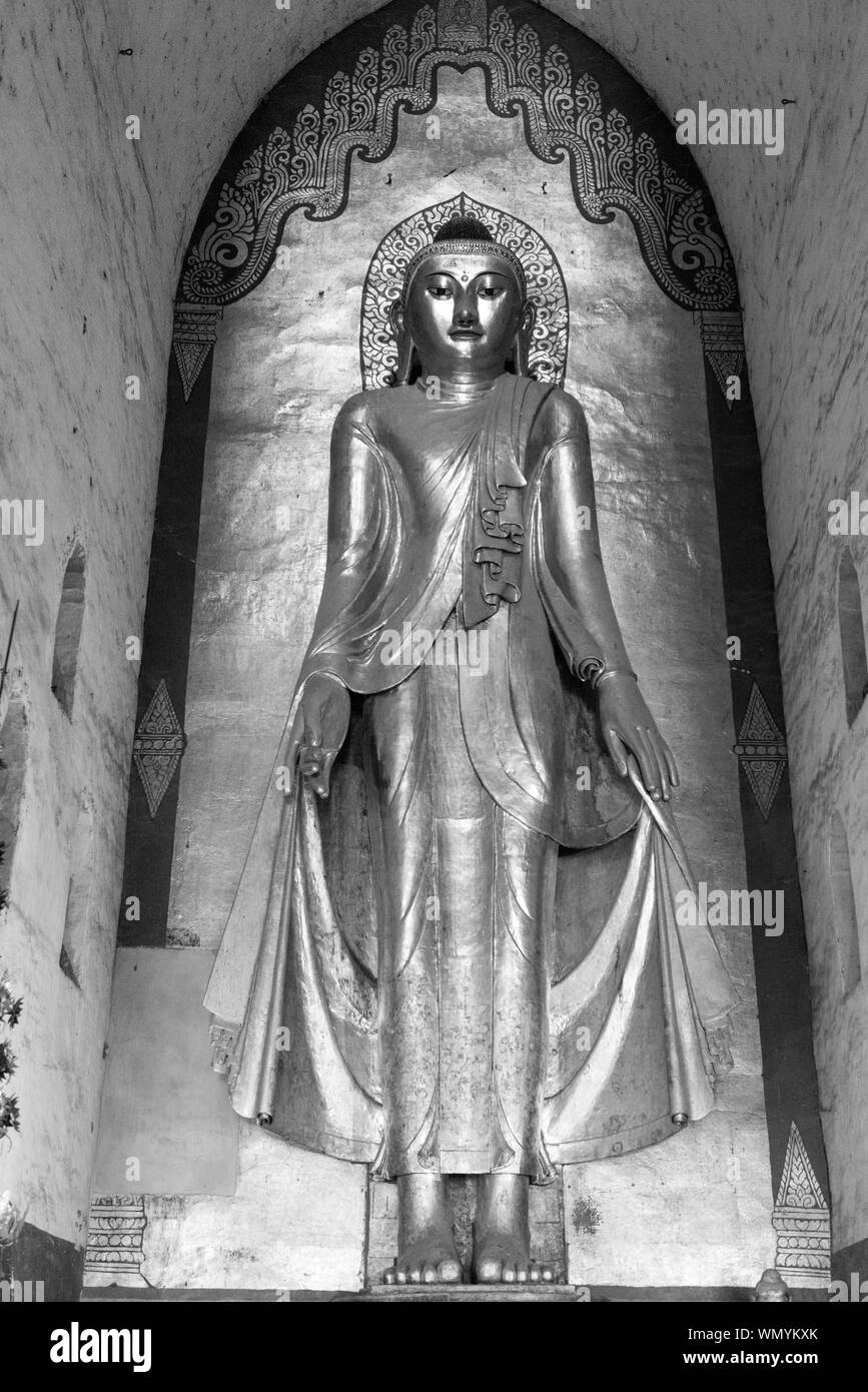 Photo noir et blanc de l'immense statue de Bouddha, un important droit situé à l'intérieur de la Pagode à Bagan Thatbyinnyu, Myanmar Banque D'Images