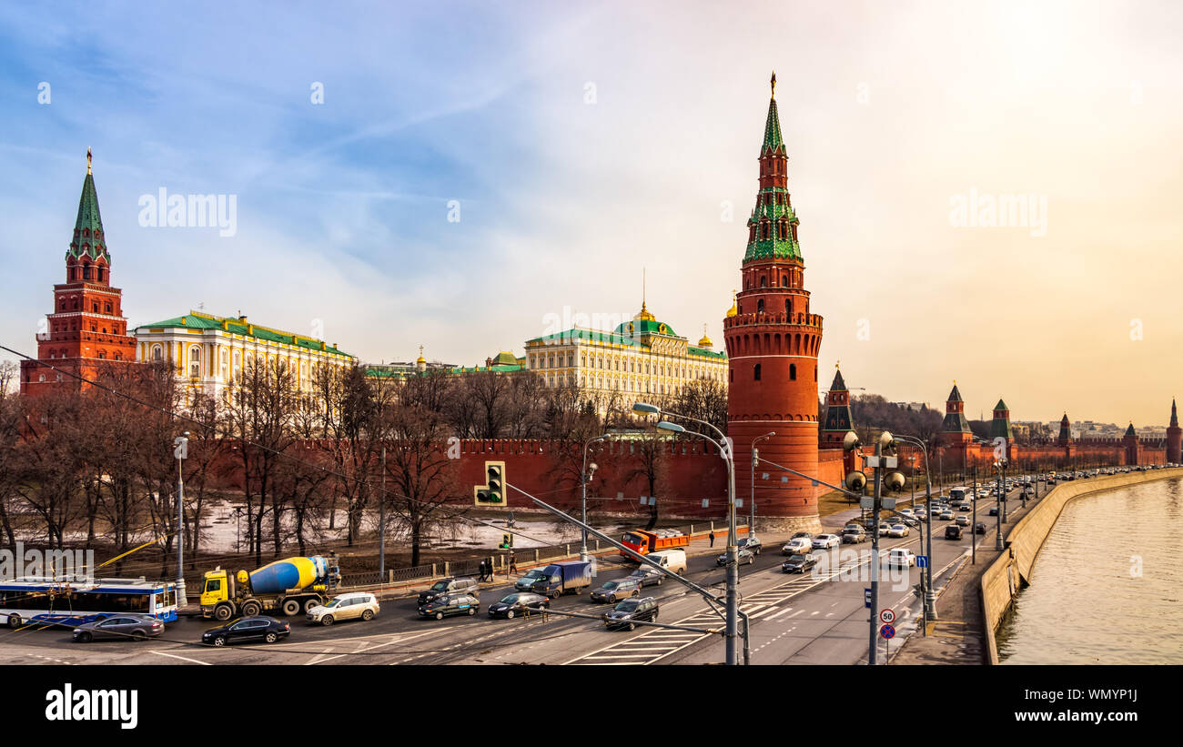 Large vue panoramique à Kremlins entourant les murs rouge avec Vodovzvodnaya Borovitskaya et Tours, un trafic lourd et Moskova, Moscou, Russie Banque D'Images