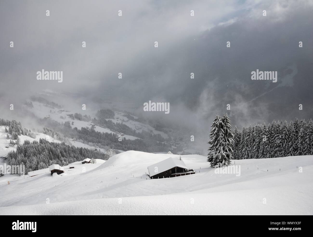 Refuges de montagne enneigées sur une pente avec des chutes de neige, l'Hochbrixen, Brixen im Thale, Tyrol, Autriche Banque D'Images