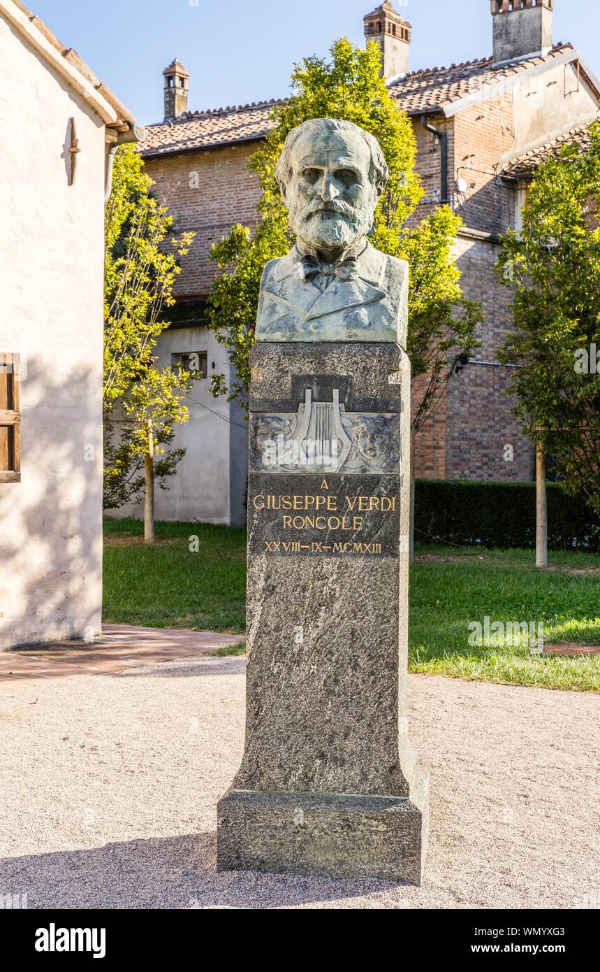 Stèle avec buste de Guiseppe Verdi, lieu de naissance de Giuseppe Verdi, Casa Natale di Giuseppe Verdi, Roncole Verdi, Busseto, Province de Parme Banque D'Images