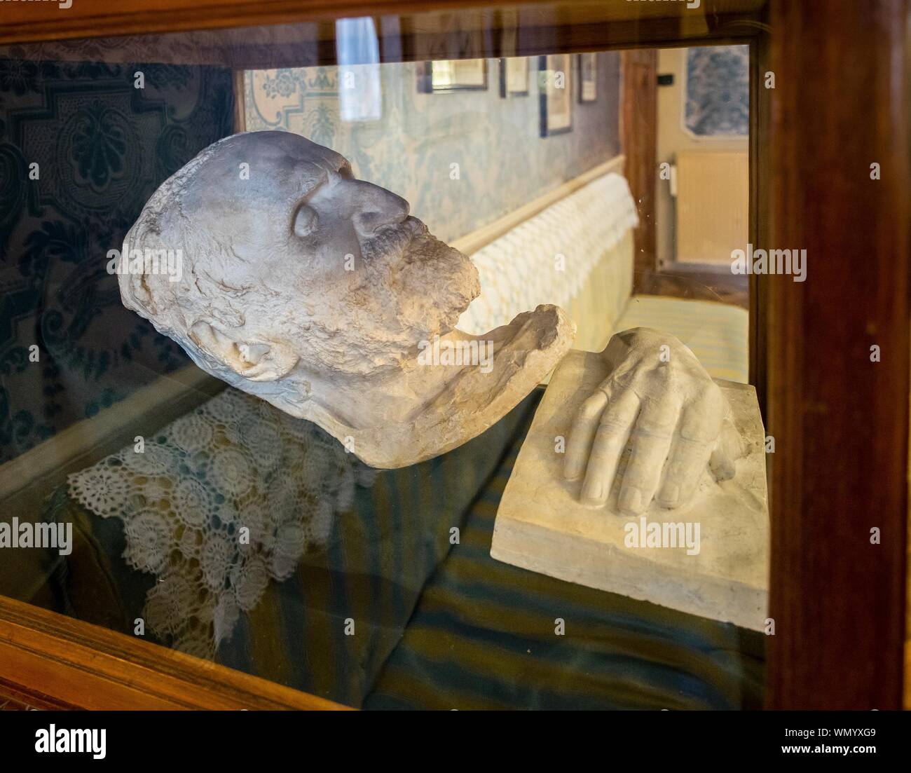Masque de mort et la main de Giuseppe Verdi, Casa Barezzi Verdi, musée, Busseto, Province de Parme, Emilie-Romagne, Italie Banque D'Images