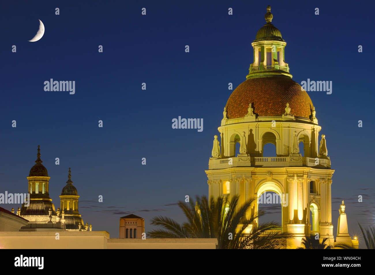 La tour principale de l'Hôtel de Ville de Pasadena et croissant de lune dans le ciel de l'ouest au cours de l'heure bleue. Banque D'Images