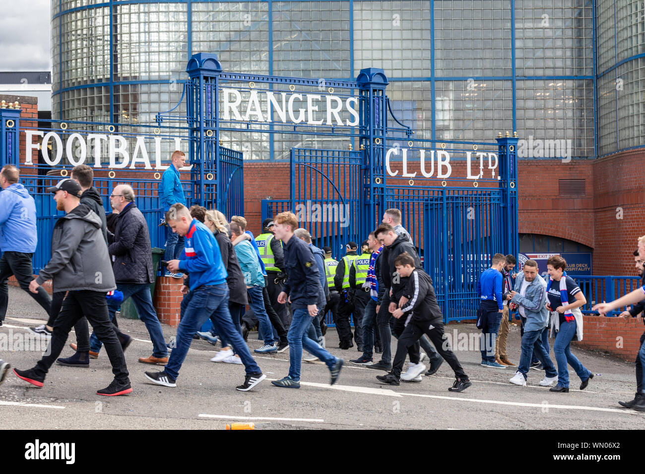 L'arrivée des fans de Rangers à Ibrox Stade de football pour un vieux jeu ferme avec Glasgow Celtic le dimanche 1er septembre 2019 Banque D'Images