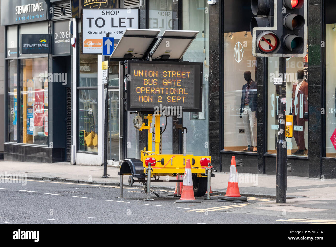 Un panneau routier temporaire sur Renfield dans le centre-ville de Glasgow avise les automobilistes d'un nouveau bus Porte d'avance sur la rue Union à Gordon Street Banque D'Images