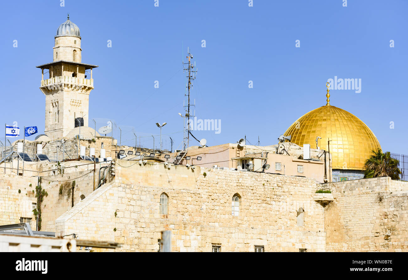 Vue imprenable sur le du Dôme du Rocher (Mosquée Al-Aqsa) au cours d'une journée ensoleillée. La mosquée Al-Aqsa situé dans la vieille ville de Jérusalem. Banque D'Images