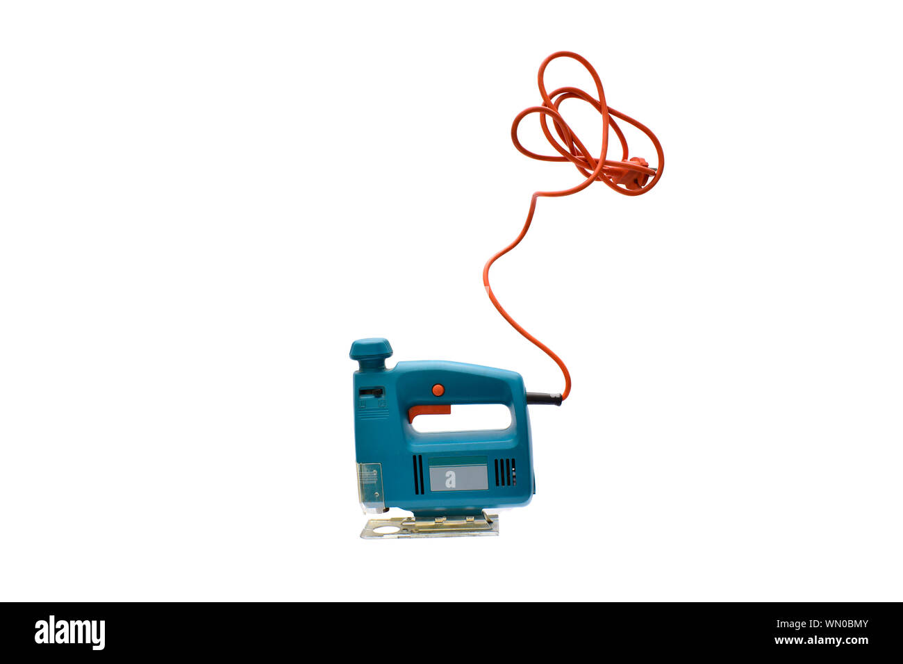 Scie sauteuse Électrique bleu vert avec le câble orange isolé sur fond blanc. Banque D'Images