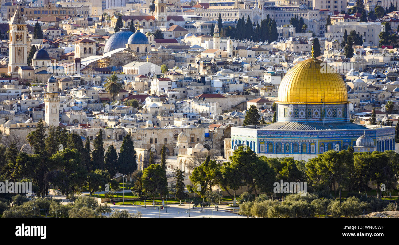 Vue de dessus, avec une vue magnifique sur les toits de Jérusalem avec le magnifique Dôme du Rocher (Mosquée Al-Aqsa). Photo prise depuis le mont des Oliviers. Banque D'Images