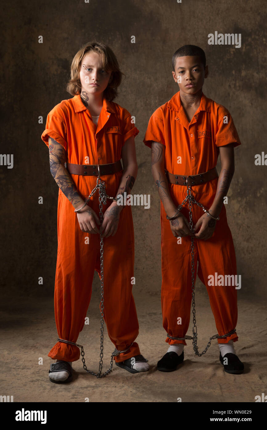 Les garçons du prisonnier jumpsuits et menottes Banque D'Images