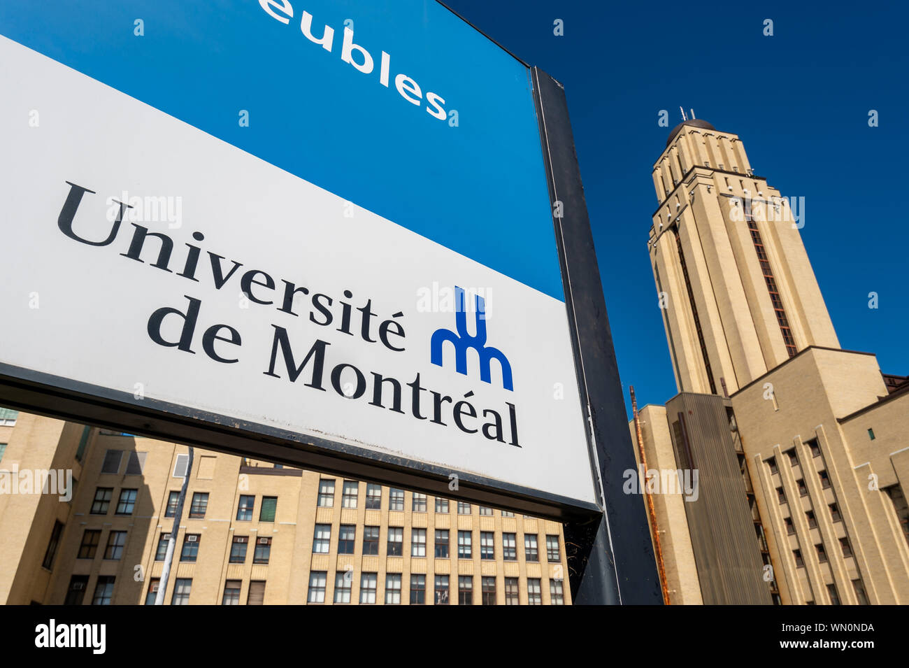 Montréal, CA - 5 septembre 2019 : Université de Montréal (UDEM) Pavillon Roger-Gaudry building & Drapeau canadien Banque D'Images