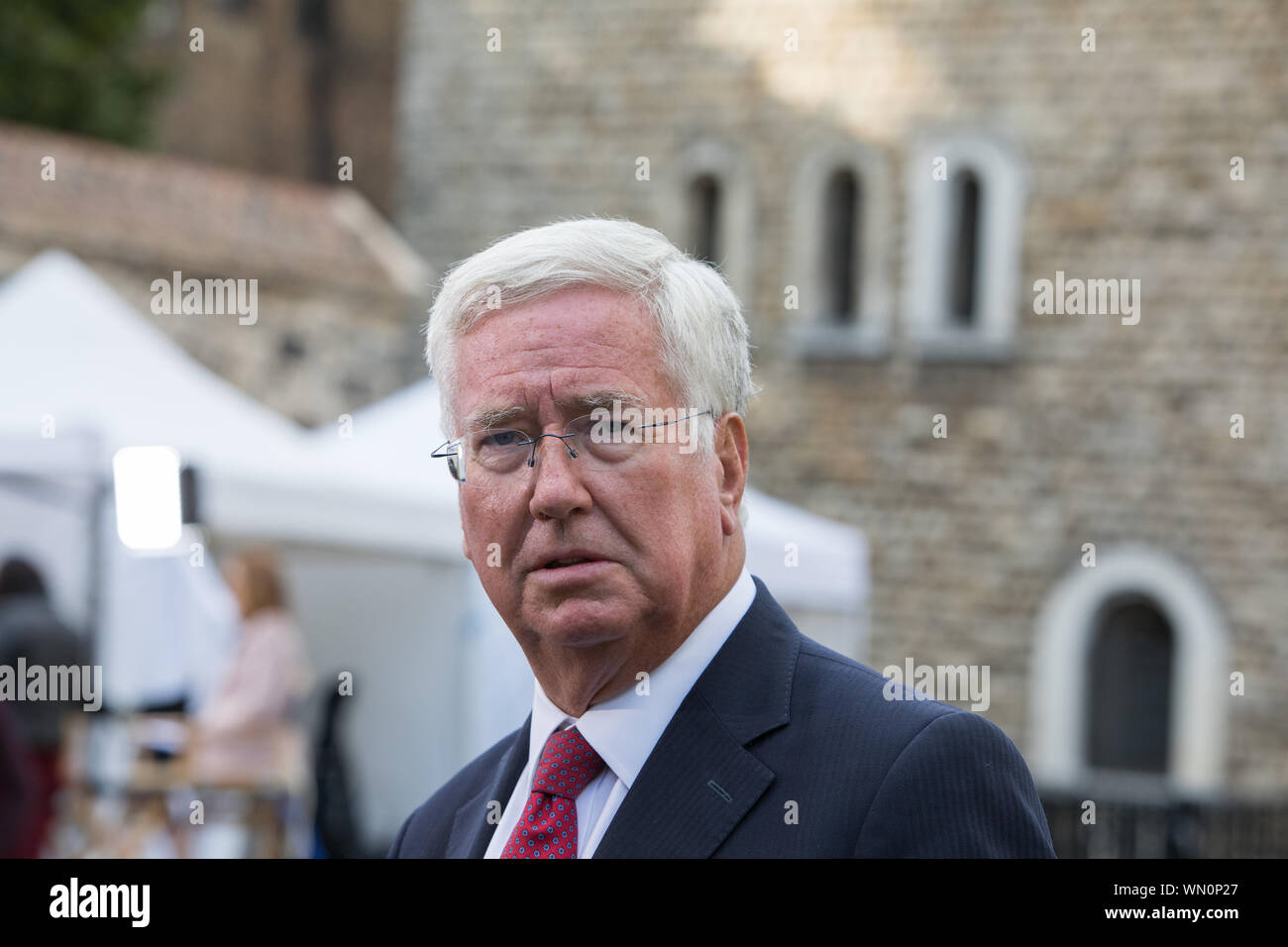 Westminster, London, UK. 5 septembre 2019. Michael Fallon, député conservateur prend part à des entrevues avec les médias au Collège Green. Le ministre vient d'annoncer qu'il est jusqu'à la prochaine élection générale. No-Deal Brexit lutte comme Boris Johnson's suspension de cinq semaines est contestée devant les tribunaux pour une deuxième fois. Le projet de loi anti-deal pas franchit l'étape de la deuxième lecture à la Chambre des Lords. Le gouvernement se prépare à tenir un nouveau vote lundi prochain sur une élection. Les députés de l'opposition l'intention de ne pas l'élection arrière jusqu'à ce que le gouvernement exclut aucun-deal Brexit. Banque D'Images