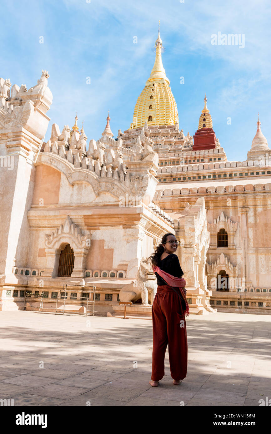 Photo verticale de brunette woman smiling in front of Temple Ananda, monument de Bagan, Myanmar Banque D'Images