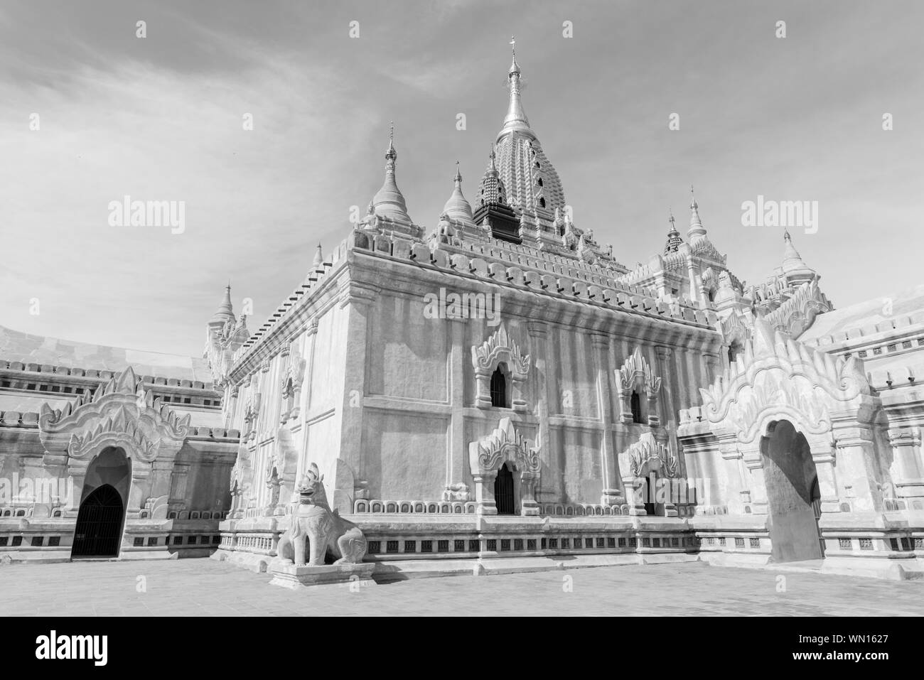 Photo noir et blanc d'architecture de temple Ananda, un célèbre temple bouddhiste de Bagan, Myanmar Banque D'Images