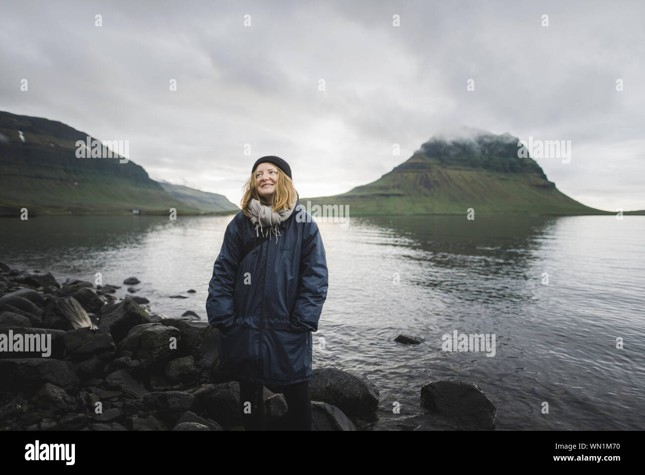 Smiling woman par Kirkjufell en Islande Banque D'Images