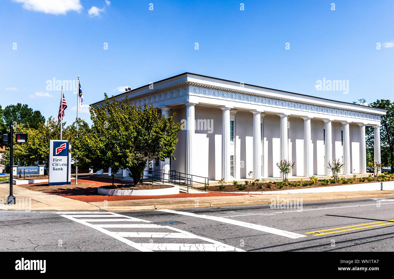 STATESVILLE, NC, USA-1 septembre 2019 : Un élégant First Citizen's Bank Building, 204 E. Broad Street. Banque D'Images