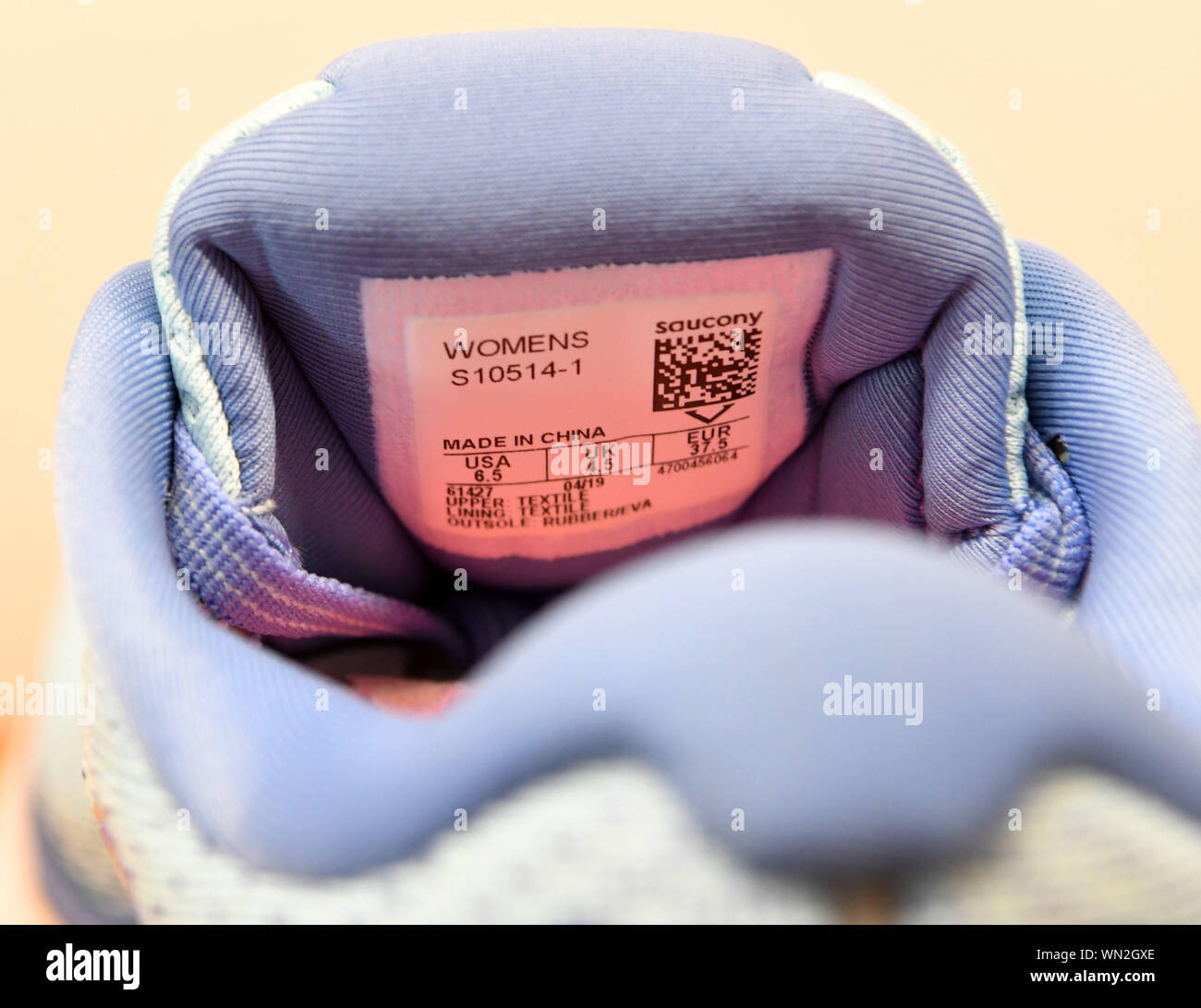 Kenosha, Wisconsin, USA. 12Th Mar, 2019. ANTHONY CHIAPPETTA, Chief Marketing Officer de Chiappetta, chaussures magasin de chaussures au détail indépendant à Kenosha, Wisconsin, depuis 1921, a déclaré jeudi 5 septembre 2019 que 35-40 % des chaussures le magasin vend, y compris cette chaussure Saucony et Vionic sandales, sont fabriqués en Chine, mais seulement deux de leurs 50 fournisseurs ont parlé des augmentations de prix dues à des tarifs imposés sur les bonnes importés de Chine à compter du 1er septembre. Chiapetta a commencé un groupe facebook appelé Service Dogs United il y a plus de deux ans. Il dit qu'il a 2 000 membres et il n'est Banque D'Images