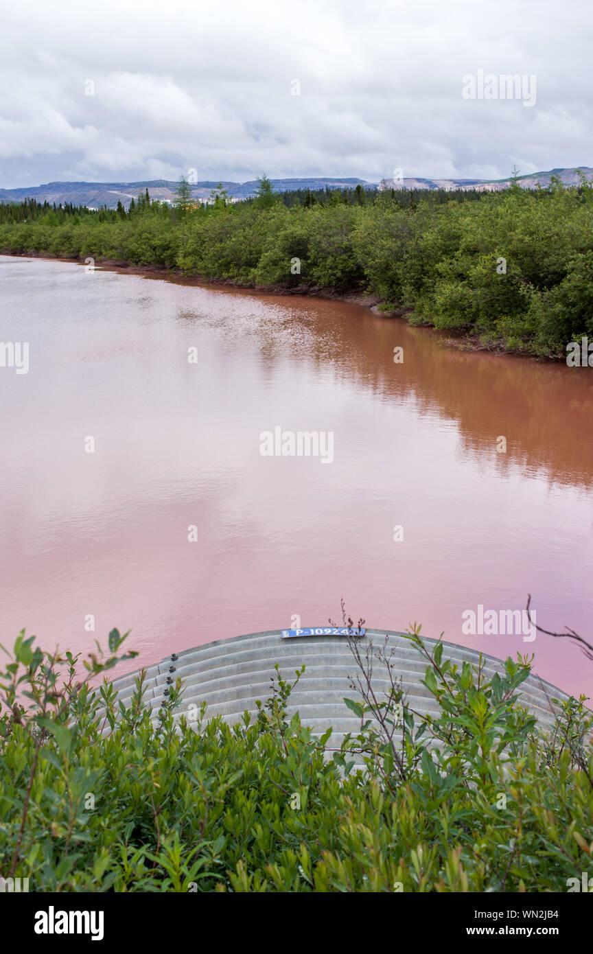 Une rivière de couleur rouge avec de l'oxyde de fer d'une mine de fer dans le nord du Québec Banque D'Images