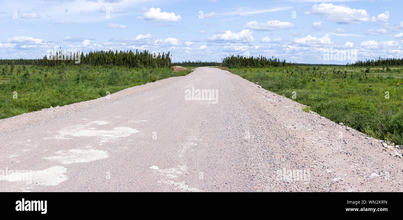 Les sections de gravier à distance de la Route translabradorienne Banque D'Images