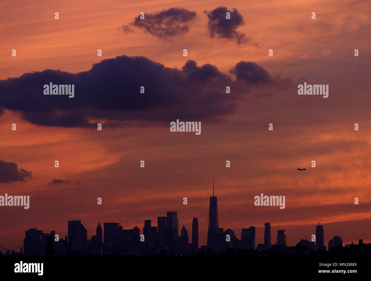 Flushing Meadow, aux États-Unis. 05 Sep, 2019. Le soleil se couche derrière un World Trade Center et l'horizon de Manhattan depuis le haut de l'Arthur Ashe Stadium à l'US Open 2019 Tennis Championships à l'USTA Billie Jean King National Tennis Center le Jeudi, Septembre 5, 2019 à New York. Photo de John Angelillo/UPI UPI : Crédit/Alamy Live News Banque D'Images