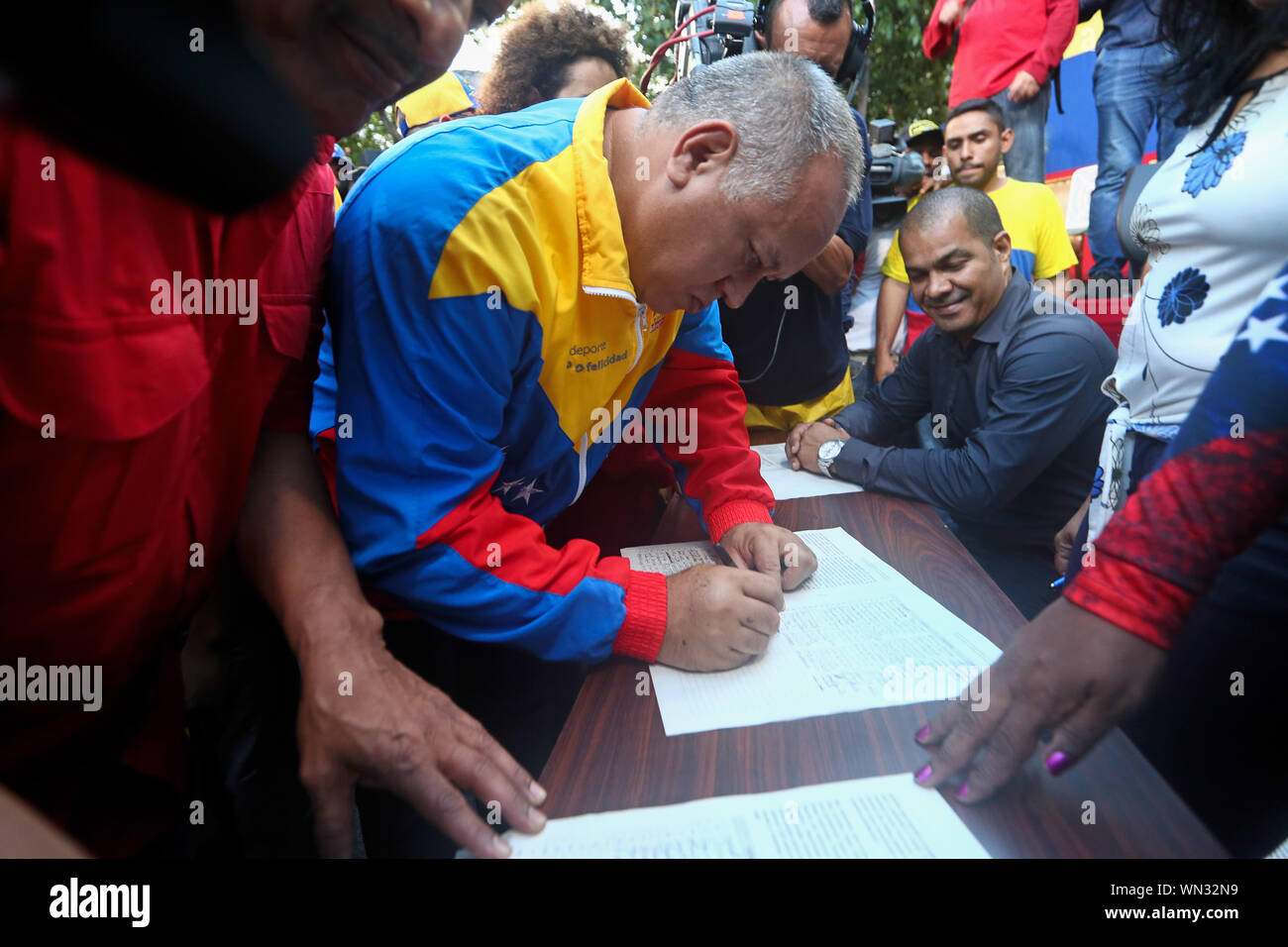 Caracas, Venezuela. 05 Sep, 2019. Le président Diosdado Cabello, de l'Assemblée Nationale Constituante, signe un document contre les récentes sanctions américaines contre le gouvernement vénézuélien. Le gouvernement vénézuélien a lancé une campagne sous la devise 'pas plus Trump' et souhaite présenter les signatures à l'Organisation des Nations Unies. Crédit : Pedro Ramses Mattey/dpa/Alamy Live News Banque D'Images