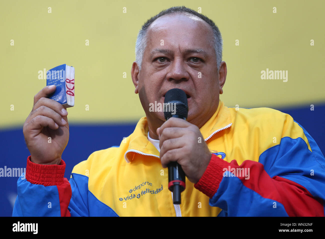 Caracas, Venezuela. 05 Sep, 2019. Le président Diosdado Cabello, de l'Assemblée Nationale Constituante, est la tenue d'une édition miniature de constitution du Venezuela dans sa main lors d'un discours. Après le discours, il a signé un document contre les récentes sanctions américaines contre le gouvernement vénézuélien. Le gouvernement vénézuélien a lancé une campagne sous la devise 'pas plus Trump' et souhaite présenter les signatures à l'Organisation des Nations Unies. Crédit : Pedro Ramses Mattey/dpa/Alamy Live News Banque D'Images