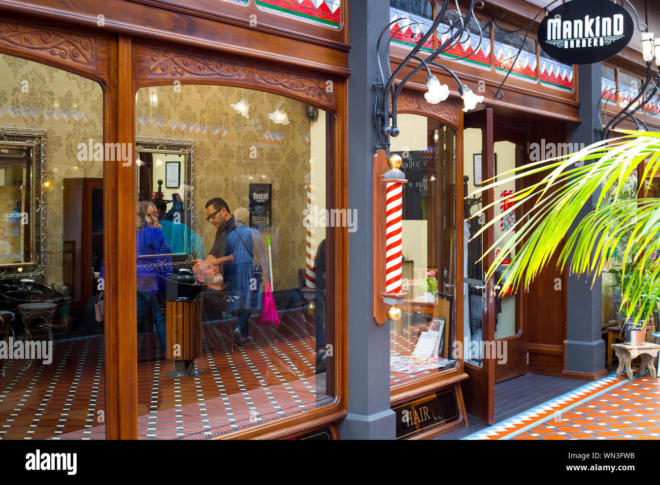 Christchurch, Nouvelle-Zélande, le 2 septembre 2019 : voir par la porte ouverte de l'ancien style de coiffure pour hommes à la tannerie. Banque D'Images