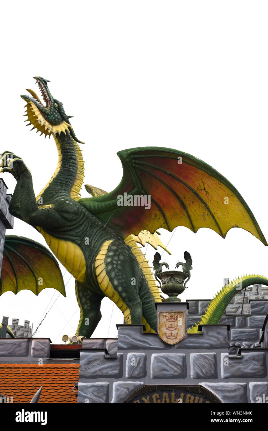 Dragons perchés sur le château de la ville d'Excalibur à Znojmo, République tchèque Banque D'Images