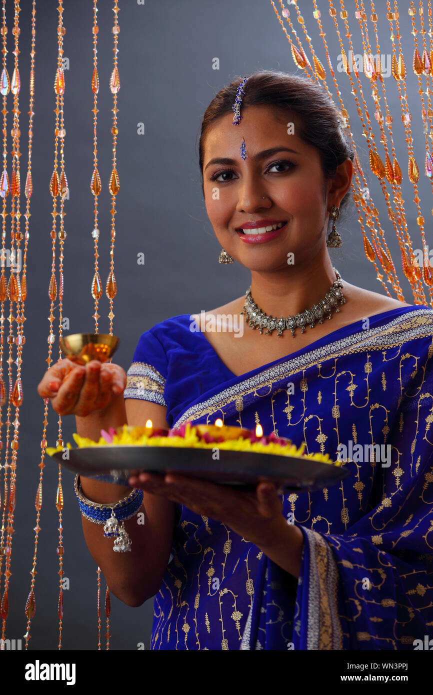 Magnifique Portrait de femme indienne en Sari Holding offrandes religieuses pendant Diwali Banque D'Images