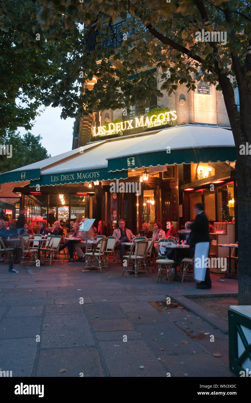 Les Deux Magots, un berühmtes Pariser Café und Lokal im Bezirk Saint Germain-des-Prés suis Boulevard Saint-Germain. Banque D'Images