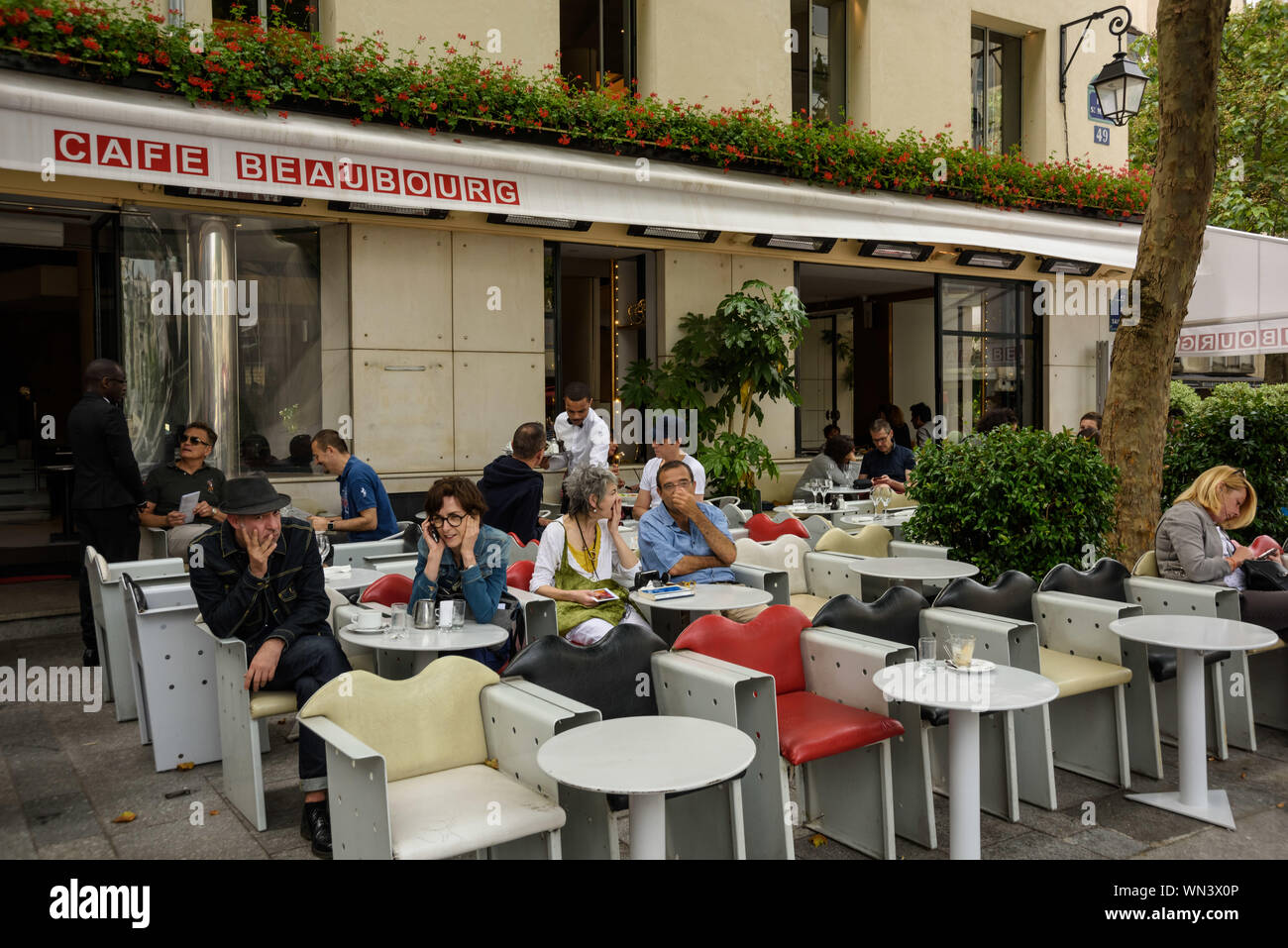 Paris, le Café Beaubourg, Architekt Christian de Portzamparc. Face à la place publique en face de du centre George Pompidou à Paris, la fac de Beaubourg Banque D'Images