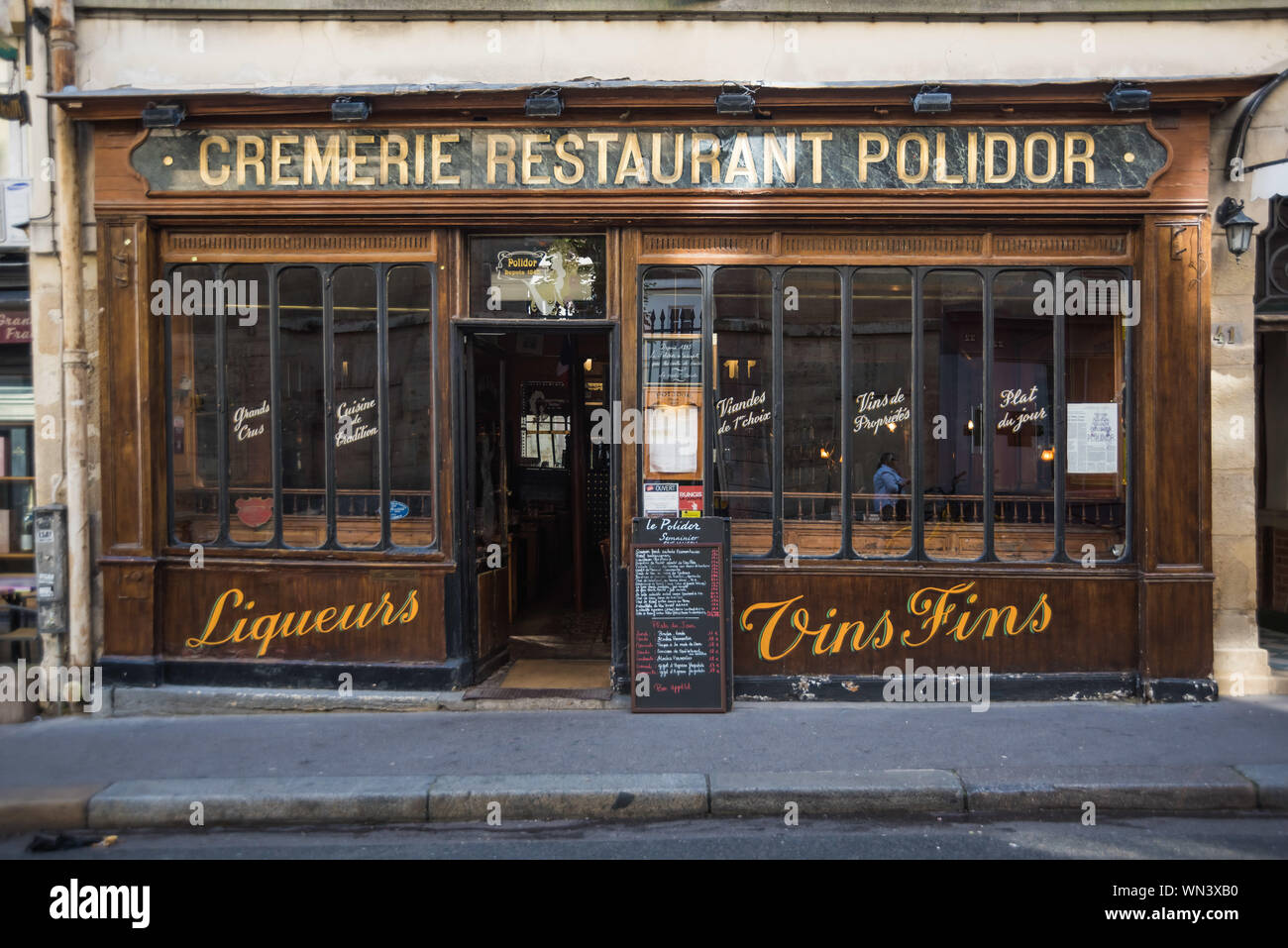 Crémerie-Restaurant Polidor Das ist ein historisches Restaurant im 6. Arrondissement von Paris. Sein Vorgänger wurde 1845 gegründet und hat seit Commencer Banque D'Images