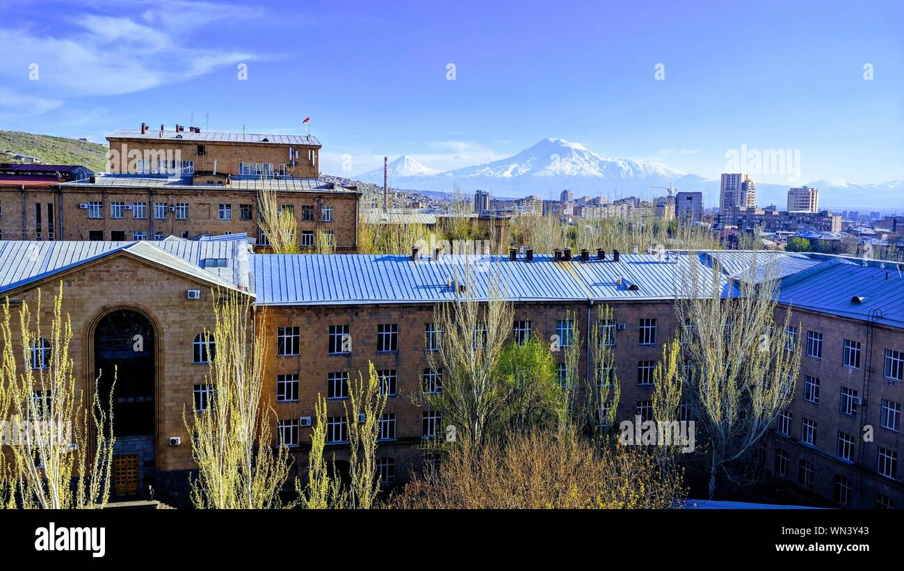 Grand plan de l'Université d'Etat d'Erevan en Arménie avec la belle vue sur le Mont. Ararat Banque D'Images